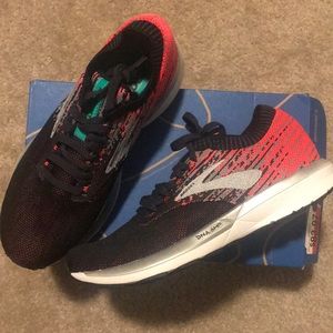 *brand new* Brooks tennis shoes